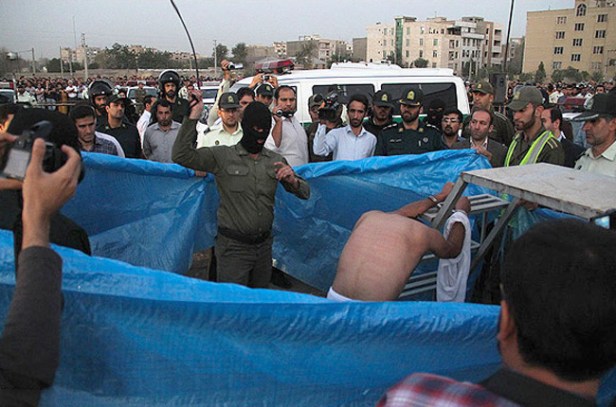 lashing-public-iran-6aug2014-before-hanging-500